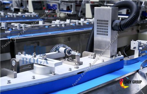 Línea de empaque automática de alimentación de pasteles de una sola línea Línea de empaque automática de alimentación de pasteles de una sola línea