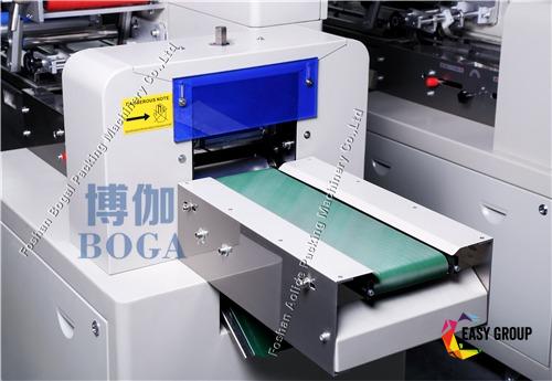 Línea de empaque automática de alimentación de pasteles de una sola línea Línea de empaque automática de alimentación de pasteles de una sola línea