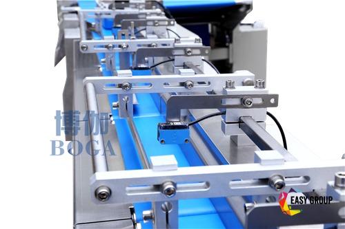 Línea de empaque automática de alimentación de pasteles de una sola línea Línea de empaque automática de alimentación de pasteles de una sola línea