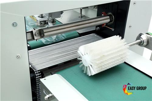 Máquina de envasado flow de tres servos para láminas desechables (2)