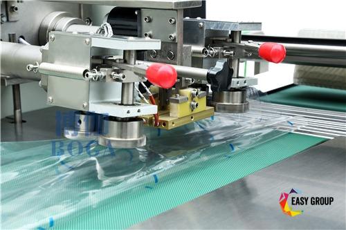 Máquina de envasado flow de tres servos para láminas desechables (3)