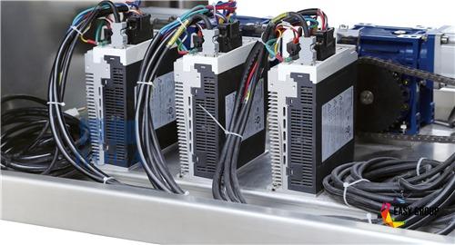 Máquina de envasado flow de tres servos para láminas desechables (4)