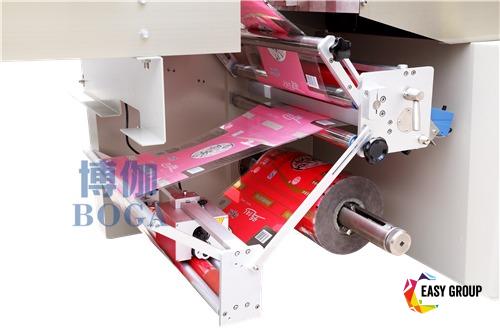 Máquina de envasado flow de tres servos para láminas desechables (5)