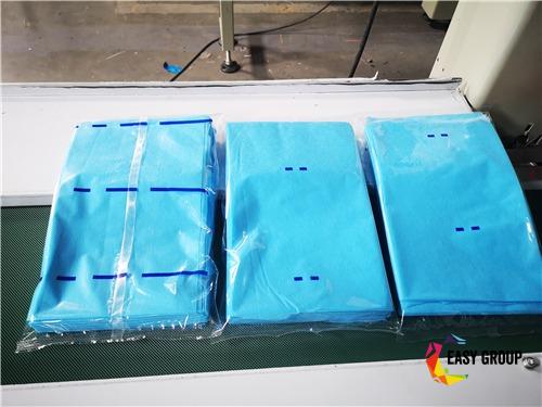 Máquina de envasado flow de tres servos para láminas desechables (6)