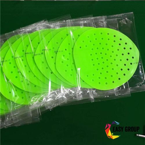 Máquina de envasado flow de tres servos para láminas desechables (8)